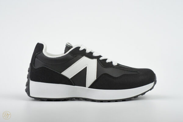 LM821 black